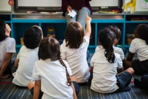 Niños de kinder participando en una clase bilingüe en el aula del Instituto Adalid